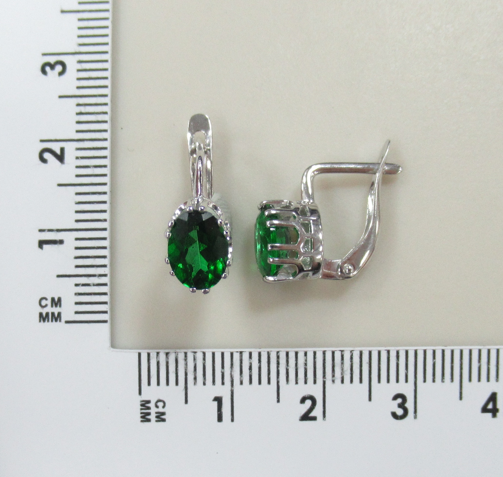 Серебряные серьги с зелеными топазами